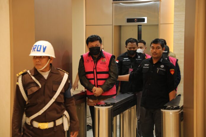 Komisaris PT Sri Rejeki Isman (Sritex), Iwan Setiawan Lukminto, ditangkap oleh Kejaksaan Agung di Solo, Jawa Tengah, Rabu malam, (21/5). [astakom]
