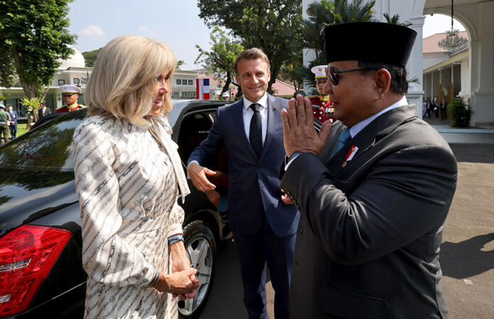 Presiden Prabowo Subianto menyambut kunjungan kenegaraan Presiden Prancis Emmanuel Macron di Istana Merdeka, Jakarta, Rabu (28/5). [Tim Media Presiden]