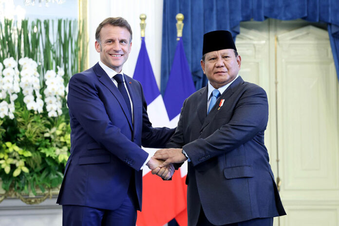 Presiden Prabowo Subianto menyambut kunjungan kenegaraan Presiden Prancis Emmanuel Macron di Istana Merdeka, Jakarta, Rabu (28/5). [Tim Media Presiden]