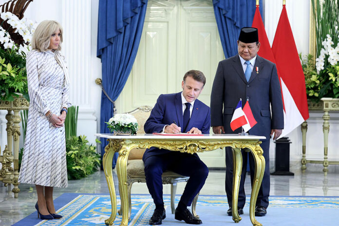 Presiden Prabowo Subianto menyambut kunjungan kenegaraan Presiden Prancis Emmanuel Macron di Istana Merdeka, Jakarta, Rabu (28/5). [Tim Media Presiden]