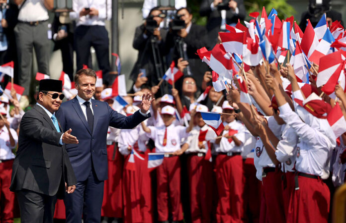 Presiden Prabowo Subianto menyambut kunjungan kenegaraan Presiden Prancis Emmanuel Macron di Istana Merdeka, Jakarta, Rabu (28/5). [Tim Media Presiden]