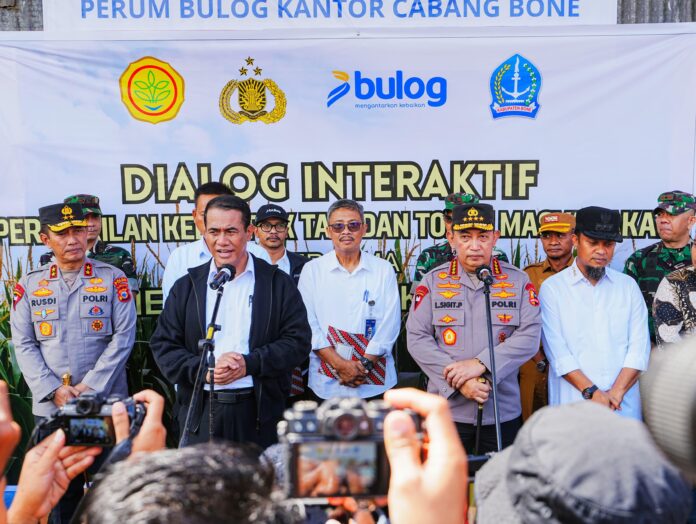 Mentan Andi Amran Sulaiman berdialog langsung dengan petani di Kompleks Pergudangan Tanete, Bulog Bone, Sulawesi Selatan, bersama Kapolri Jenderal Listyo Sigit Prabowo. [astakom]