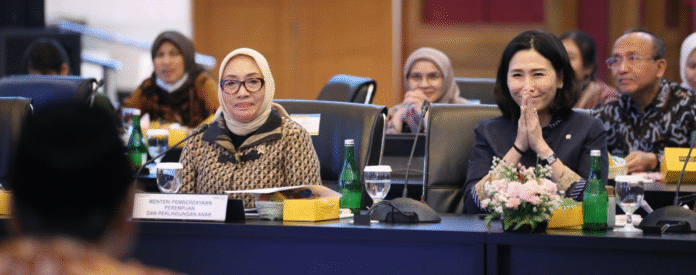 Menteri Pemberdayaan Perempuan dan Perlindungan Anak (PPPA), Arifah Fauzi, bersama Wakil Menteri PPPA, Veronica Tan, menghadiri Rapat Koordinasi Tingkat Menteri Pengadaan Guru dan Tenaga Kependidikan Sekolah Rakyat di Kantor Kementerian Sosial (Kemensos), Jakarta, Kamis, (15/5). [astakom / Kementerian PPPA]