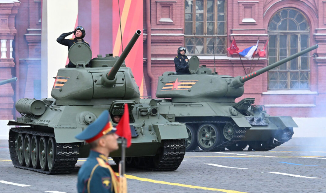 Parade militer peringatan 80 tahun kemenangan Rusia melawan Nazi Jerman, di Lapangan Merah, Moskow, Jumat (9/5). [astakom/kremlin.ru]
