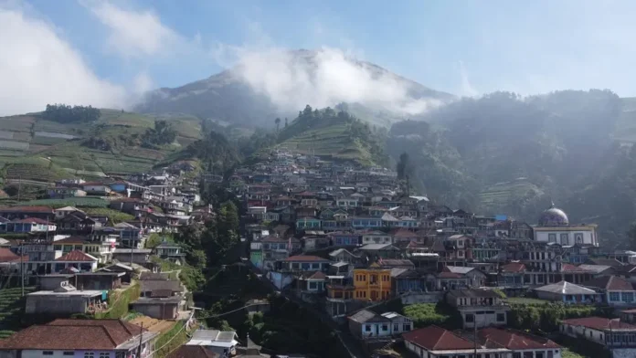 Pemandangan rumah-rumah di Desa Butuh atau disebut Nepal Van Java yang berada di kaki Gunung Sumbing, Jawa Tengah. [astakom/ Dok. Kemenpar]