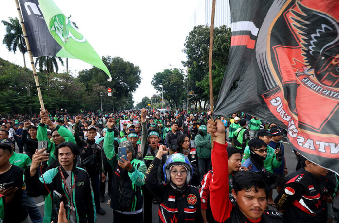 Sejumlah pengemudi ojol berunjuk rasa di kawasan Patung Kuda, Jakarta, Selasa (20/5). [astakom/Muhammad Syauqi Amrullah]