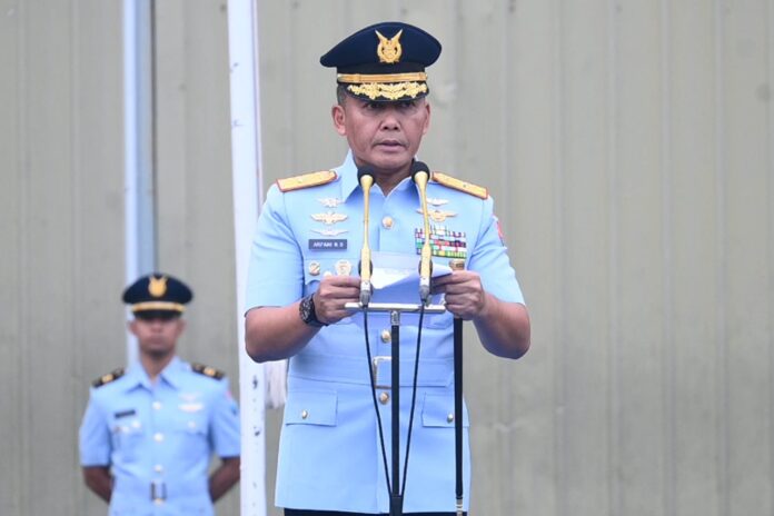 omandan Lanud (Danlanud) Sultan Hasanuddin, Marma TNI Arifaini Nur Dwiyanto memimpin Serah Terima Jabatan (Sertijab) Komandan Skadron Udara (Danskadron) 5, di Makassar, Senin (5/5). [astakom]