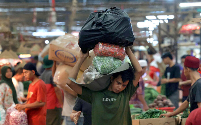 Warga berbelanja kebutuhan pokok di Pasar Induk Kramat Jati, Jakarta Timur, Rabu (7/5). [astakom/M. Syauqi Amrullah]
