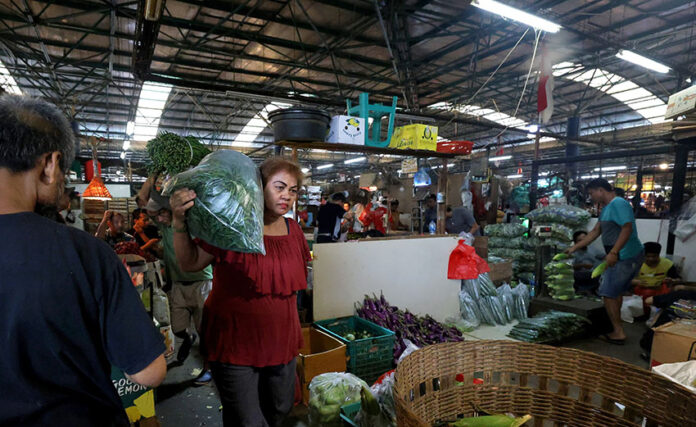 Warga berbelanja kebutuhan pokok di Pasar Induk Kramat Jati, Jakarta Timur, Rabu (7/5). [astakom/M. Syauqi Amrullah]