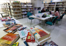 Pengunjung membaca buku koleksi Perpustakaan Nasional RI (Perpusnas), Jakarta, Senin (19/5). [astakom/Andi M Ilham]