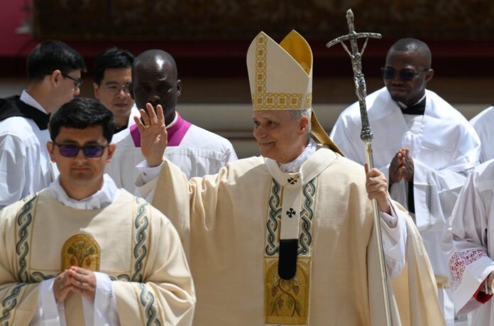 Paus Leo XIV menyapa umat beriman dalam Misa Inaugurasi pada 18 Mei 2025. [astakom / Vatican]
