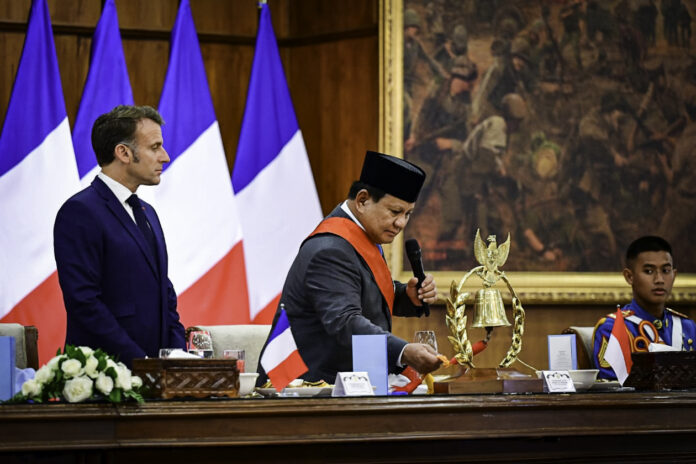 Presiden Republik Indonesia Prabowo Subianto dan Presiden Republik Prancis Emmanuel Macron melangsungkan makan siang bersama di Ruang Makan Husein, Akademi Militer (Akmil) Magelang, Jawa Tengah, pada Kamis siang, (29/5). [astakom / Setpres]