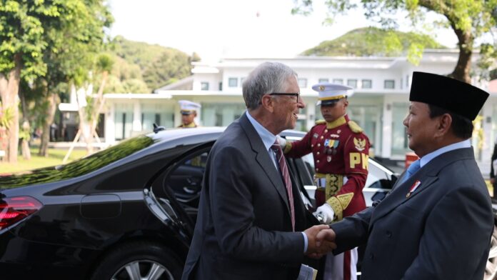 Presiden RI Prabowo Subianto menyambut langsung kedatangan tokoh global, Bill Gates, di Istana Merdeka Jakarta, Rabu pagi (7/5). [Tim Media Presiden]