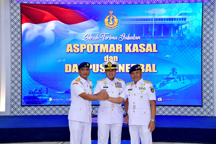 Serah terima jabatan Laksamana Muda TNl Sisyani Jaffar kepada Laksamana Pertama TNl Bayu Alisyahbana, di Wisma Elang Laut, Menteng, Jakarta (9/5). [astakom/Pen Puspenerbal]