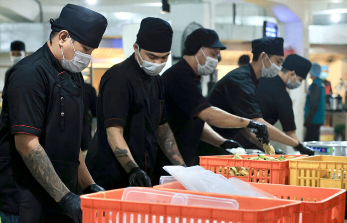 Warga binaan Lapas Kelas 1 Sukamiskin menyiapkan makanan program MBG, di Lapas Sukamiskin, Bandung, Jawa Barat, Kamis (15/5). [astakom/M Maulana Nugraha Putra]
