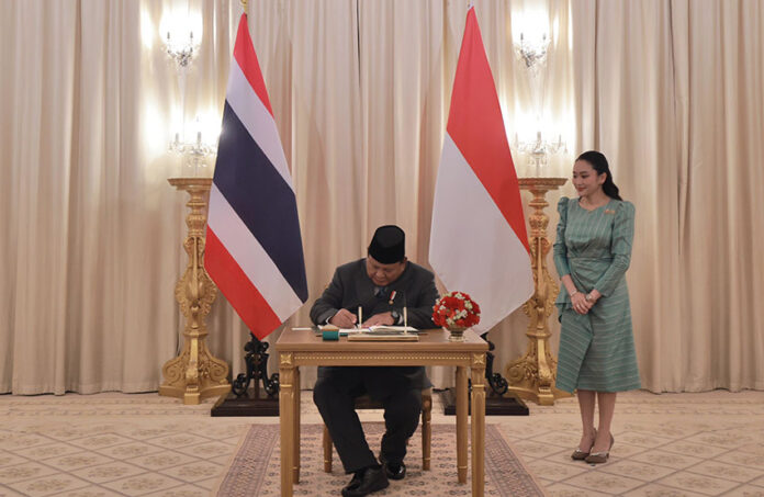 Presiden Prabowo Subianto bertemu dengan PM Thailand Paetongtarn Shinawatra di Government House, Bangkok, Thailand, Senin (19/5). [Tim Media Presiden]