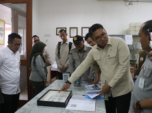 Wamentan Sudaryono saat kunjungan ke BBPOPT di Karawang, Jawa Barat, Kamis (15/5/2025). [astakom]