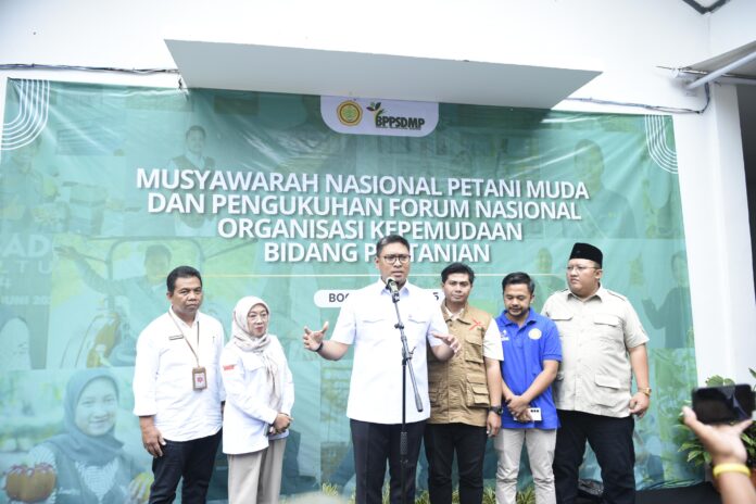 Wakil Menteri Pertanian Republik Indonesia (Wamentan RI), Sudaryono, saat mengukuhkan Forum Nasional Petani Muda dan Forum Nasional Organisasi Kepemudaan Bidang Pertanian di BBPMKP, Ciawi, Bogor, Rabu (21/5). [astakom]