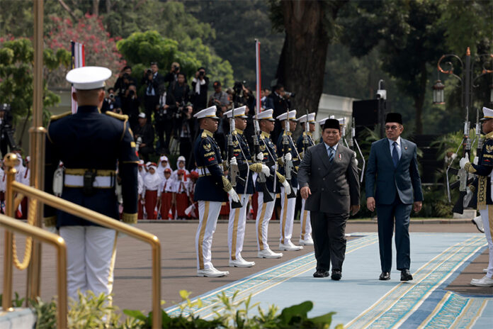 Presiden Prabowo Subianto menyambut kunjungan kenegaraan Perdana Menteri Malaysia Anwar Ibrahim di Istana Merdeka, Jakarta, Kamis (27/6). [Tim Media Presiden]