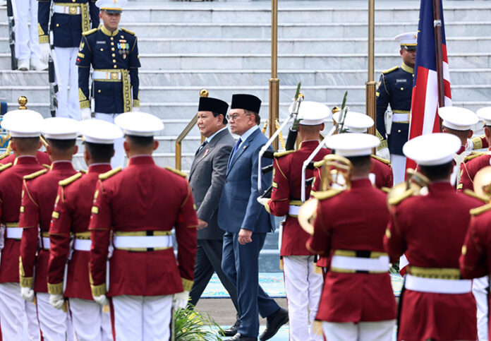 Presiden Prabowo Subianto menyambut kunjungan kenegaraan Perdana Menteri Malaysia Anwar Ibrahim di Istana Merdeka, Jakarta, Kamis (27/6). [Tim Media Presiden]