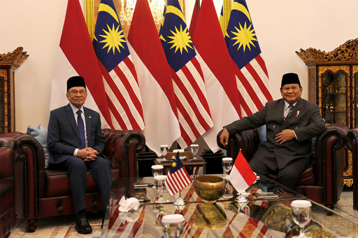 Presiden Prabowo Subianto menyambut kunjungan kenegaraan Perdana Menteri Malaysia Anwar Ibrahim di Istana Merdeka, Jakarta, Kamis (27/6). [Tim Media Presiden]