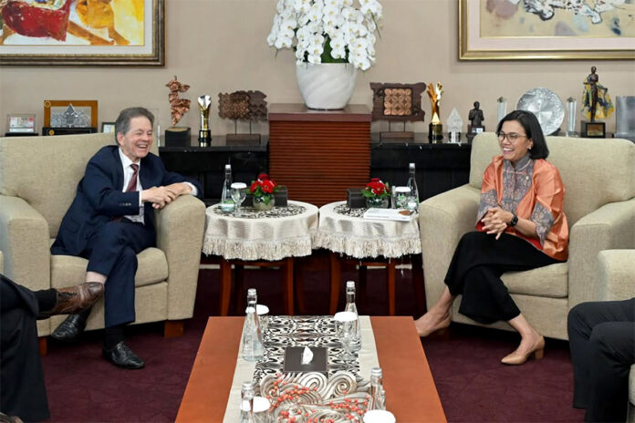 Menkeu Sri Mulyani berdiskusi dengan Dr. Arthur B.Laffer, di Jakarta, Rabu (18/6). [astakom/Kemenkeu]