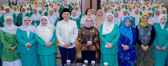 Menteri PPPA saat membuka Pelatihan Kepemimpinan Nasional Fatayat NU yang mengusung tema “Perempuan Tangguh: Mewujudkan Kepemimpinan Transformatif dan Inovasi Berkelanjutan”, pada Jumat (27/6). [astakom / Kemen PPPA]