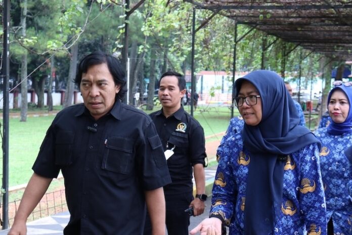 Anggota Dewan Perwakilan Daerah (DPD) Republik Indonesia, Alfiansyah Komeng mengunjungi Sentra Wyata Guna Bandung, Jawa Barat, Selasa (17/6). [astakom / Kemensos]