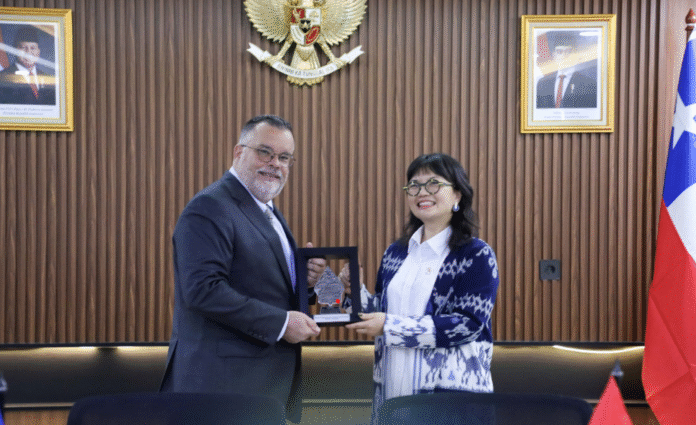 Duta Besar Chile, H.E. Mario Ignacio Artaza dan Wamendiktisaintek Stella. [astakom / Kemdiktisaintek]