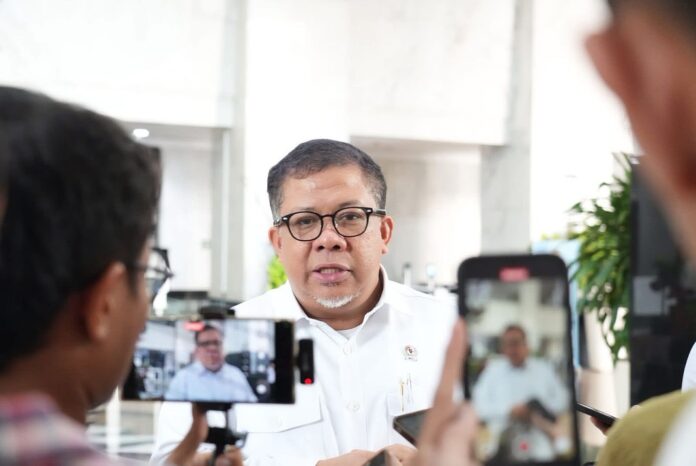 Fahri Hamzah saat wawancara dengan para wartawan tentang Program Bantuan Stimulan Perumahan Swadaya (BSPS). [astakom / IG Fahri Hamzah]