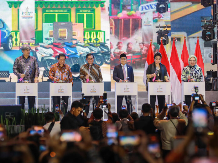 Gubernur DKI Jakarta, Pramono Anung secara resmi membuka Jakarta Fair Kemayoran 2025 di Arena JIExpo Kemayoran, Kamis (19/6). [astakom / DKI]