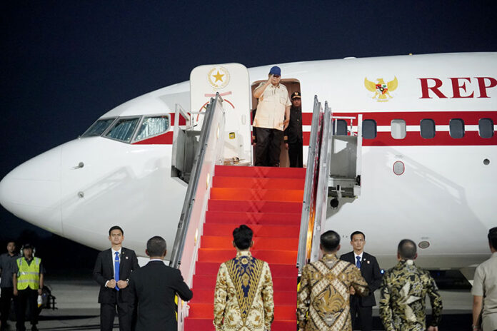 Presiden Prabowo bertolak ke Singapura dari Lanud Halim Perdanakusuma, Jakarta, Minggu (15/6). [Tim Media Presiden]