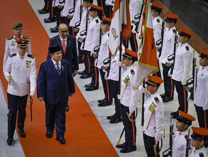 Presiden Republik Indonesia Prabowo Subianto tiba di Parliament House Singapura dan menerima sambutan resmi penuh kehormatan dari oleh Presiden Singapura, Tharman Shanmugaratnam, pada Senin (16/6). [astakom / Setpres]