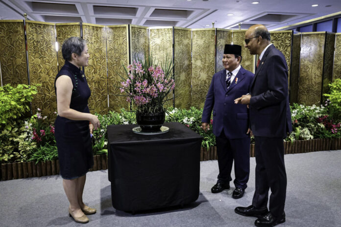 Presiden Prabowo memberikan nama anggrek “Paraphalante Dora Sigar Soemitro” di Parliament House, Singapura, pada Senin (16/6). [astakom / Setpres]