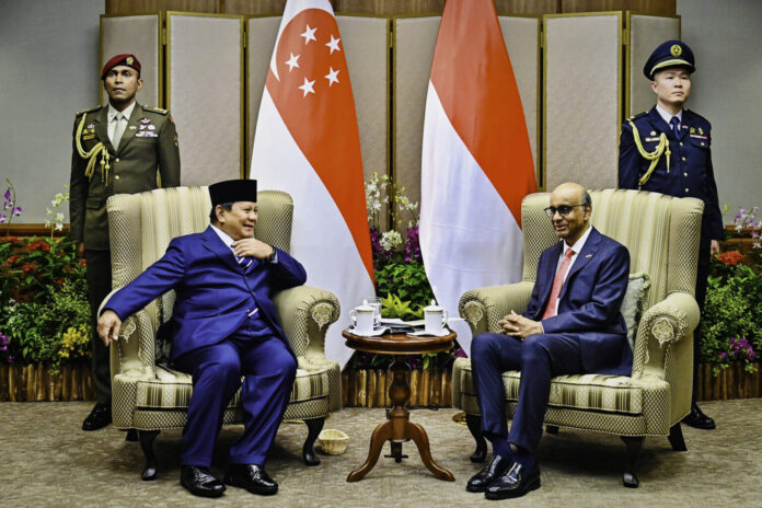 Presiden Republik Indonesia Prabowo Subianto melakukan courtesy call dengan Presiden Singapura, Tharman Shanmugaratnam, di Parliament House Singapura, pada Senin (16/6). [astakom / Setkab]