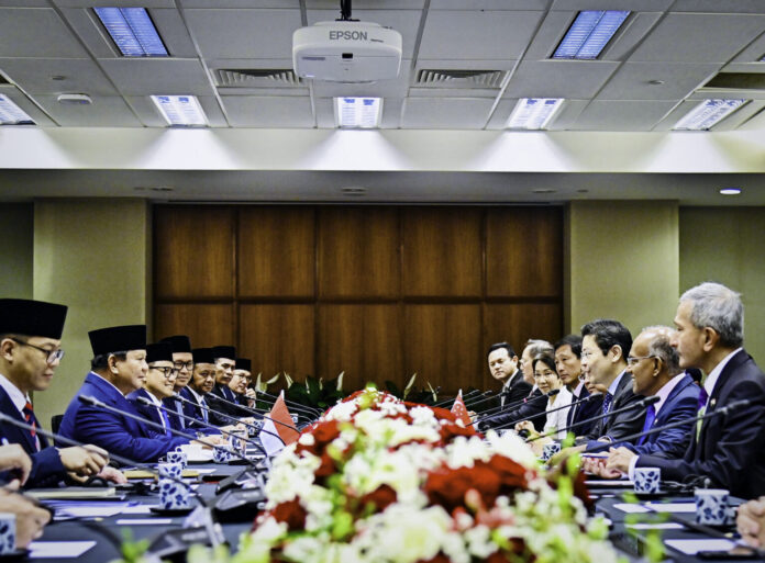 Presiden Republik Indonesia Prabowo Subianto melakukan pertemuan bilateral tahunan Leaders’ Retreat dengan Perdana Menteri Singapura Lawrence Wong, pada Senin (16/6). [astakom / Setkab]