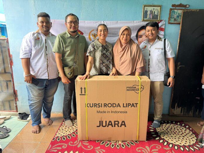 Bantuan berupa kursi roda lipat bagi warga penyandang disabilitas. [astakom]