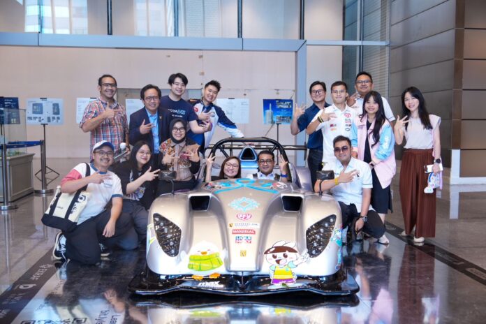 Kemenekraf pamerkan mobil balap kreatif di Thamrine Nine dalam rangka kolaborasi IP lokal dan dunia otomotif, Autograph Tower, Jakarta , Selasa (176). [astakom / Ekraf]