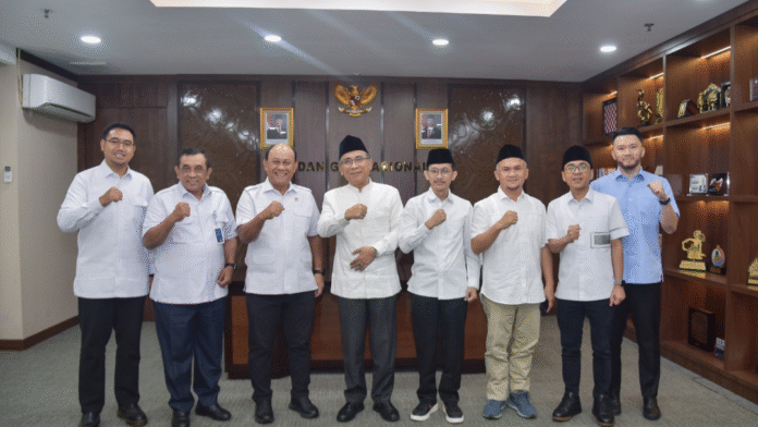 Kepala BGN, Dadan Hindayana bertemu dengan Ketua Umum PBNU, Yahya Cholil Staquf di Kantor BGN, Jakarta , Selasa (17/6). [astakom / BGN]