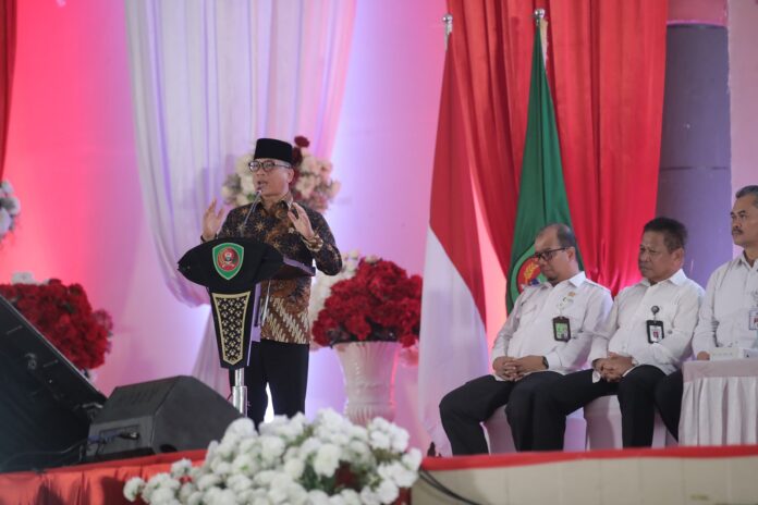 Mendes Yandri saat peluncuran dan Dialog percepatan pembentukan Kopdes Merah Putih Provinsi Maluku di Auditorium Universitas Pattimura, Ambon, Rabu (18/6). [astakom / Kemendes]