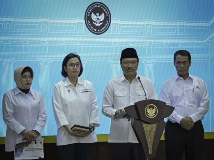 Menteri Sosial, Syaifullah Yusuf, menyampaikan keterangannya usai Rapat Terbatas di Istana Merdeka, Jakarta, pada Senin (2/6). [astakom / Setpres]