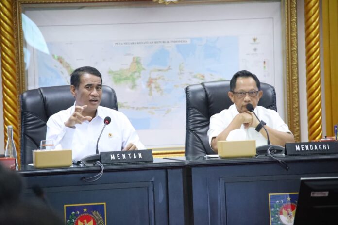 Mentan Amran dan Mendagri Tito Karnavian dalam rapat koordinasi (Rakor) Pembahasan Program Pompanisasi dan Irigasi Pertanian di Kanpus Kemendagri, Jakarta , Selasa (4/6). [astakom]