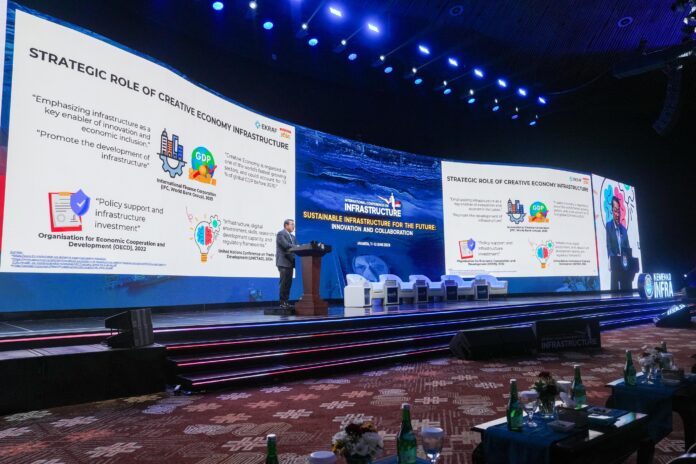Menekraf paparkan Strategi 5 tahun pengembangan talenta dan Infrastruktur ekonomi kreatif di Forum ICI 2025, Plennary Hall JICC, Jakarta (12/06). [astakom / Ekraf]