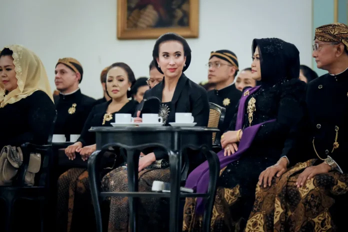 Menteri Pariwisata Widiyanti Putri Wardhana menghadiri penyelenggaraan Malam Satu Sura sebagai penanda pergantian tahun Jawa yang diselenggarakan oleh Pura Mangkunegaran, Kamis malam (26/6). [astakom / Kemenpar]
