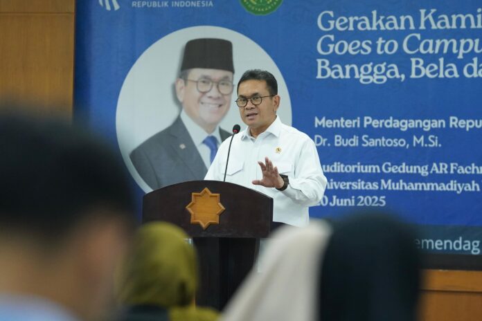 Menteri Perdagangan, Budi Santoso meluncurkan Gerakan Kamis Pakai Lokal (GASPOL) Goes to Campus bertajuk “Bangga, Bela dan Beli Buatan Indonesia” di Universitas Muhammadiyah Yogyakarta (UMY), Yogyakarta, Jumat (20/6). [astakom / Kemendag]
