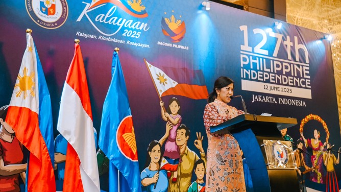 Meutya Hafid saat menjadi pembicara dalam peringatan ke-147 Hari Kemerdekaan Republik Filipina di Jakarta Pusat, Jumat (13/6). [astakom / Komdigi]