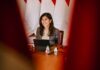 Meutya Hafid saat video conference dengan pelajar dan tenaga pendidik di tiga provinsi Maluku, Maluku Utara, dan Nusa Tenggara Timur di Kantor Kementerian Komidigi, Kamis (12/06). [astakom / Komdigi]