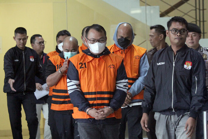 KPK menetapkan lima orang tersangka dan langsung ditahan saat konferensi pers, di Gedung KPK, Jakarta, Sabtu (28/6). [astakom/str-Antasena]