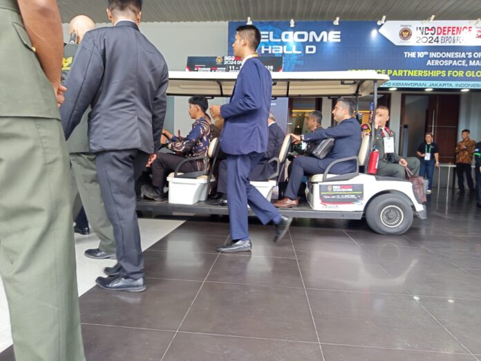 Pengunjung menaiki mobil golf di Indo Defence 2024 JIE Expo Kemayoran Jakarta, Rabu (11/6). [astakom]