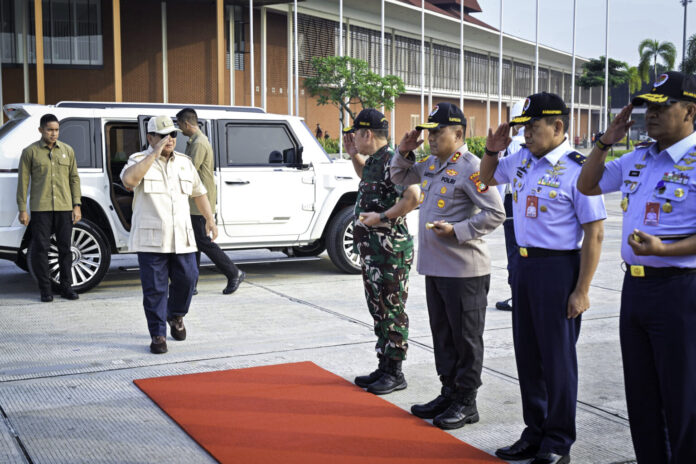 Presiden Prabowo Subianto bersama rombongan terbatas bertolak menuju Provinsi Kalimantan Barat dari Pangkalan TNI AU Halim Perdanakusuma, Jakarta, sekitar pukul 07.45 WIB, Kamis (5/6). [astakom / Setpres]